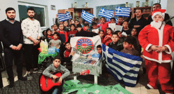 Τσιγγάνος Αη Βασίλης μοιράζει δώρα σε παιδιά Ρομά